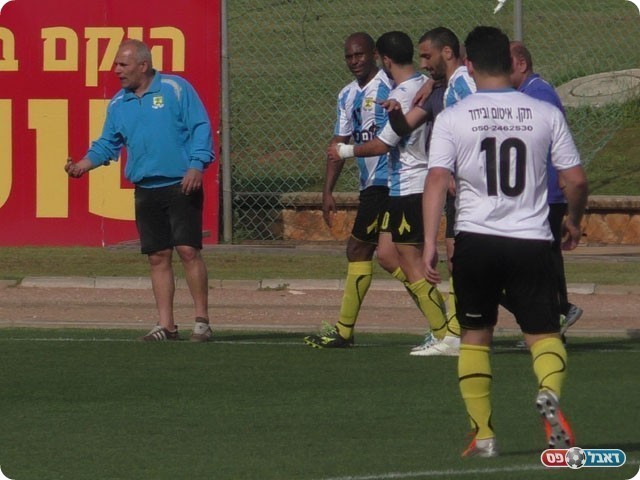 וחוגג עם החברים את השלישי (שקד מורג)